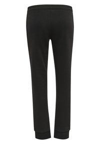 Pantalones de chándal negros confeccionados con una tela suave, con un diseño de pierna ajustada, cinturilla elástica y puños acanalados en los tobillos.