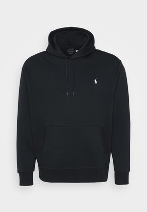 Sudadera con capucha negra hecha de tela suave, que presenta un bolsillo frontal, puños acanalados y un pequeño logo blanco en el lado izquierdo del pecho.