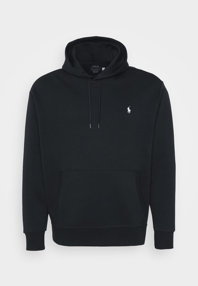 Sweatshirt preto com capuz feito de tecido macio, apresentando um bolso frontal, punhos canelados e um pequeno logotipo branco no lado esquerdo do peito.