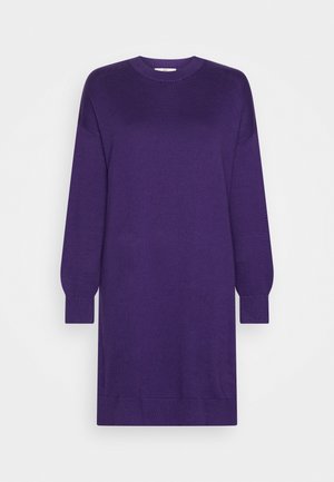Vestido de punto morado con escote redondo, mangas largas tipo globo, puños acanalados y una silueta recta. Textura suave, sin estampados.