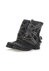 Černé kožené kotníkové boty se stříbrnými hroty uspořádanými do geometrického vzoru, s bočním přezkovým uzávěrem a nízkým strukturovaným podpatkem.