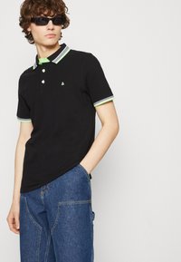 Jack & Jones JJEPAULOS 2 PACK - Polokošeľa - black neon/navy neon