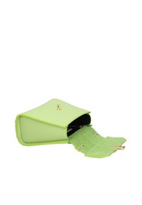 Groene neplederen handtas met een gestructureerd ontwerp, voorzien van een suede voering, magnetische sluiting en accenten van goudkleurig beslag.