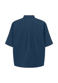 Tumesinine lühikeste varrukatega särk, millel on tagumine yoke ja keskmine voldik, klassikalise krae ja lahtise lõikega.