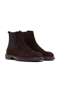 Een paar donkerbruine suède Chelsea-boots met elastische zijpanelen en lage rubberen zolen, weergegeven op een witte achtergrond.