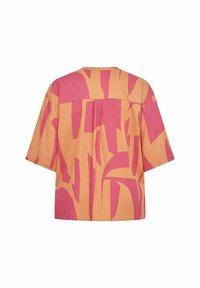 Korte mouw shirt met een losse pasvorm, oranje en roze abstract patroon, zachte textuur en een centrale rugplooit.