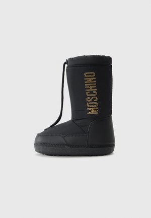 Botte de neige isolée noire avec un bout rond, dotée d'une semelle noire texturée et d'un détail de logo doré sur le côté. Fermeture à cordon sur le dessus.