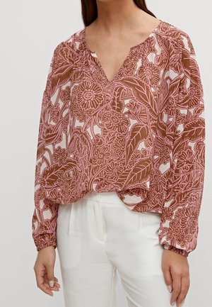 Blusa fluida a maniche lunghe in un caldo motivo floreale rosa e marrone. Scollo a V con dettagli arricciati alle maniche. Tessuto leggero e semi-trasparente.
