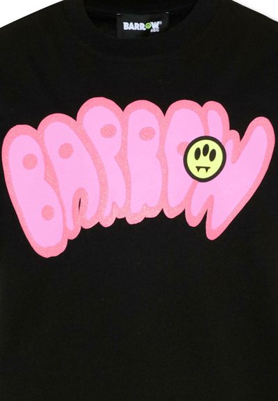 Czarna koszulka z dużymi różowymi literami w stylu bąbelkowym, tworzącymi napis "BARROW", umieszczonymi nad żółtym kołem z czarnym odciskiem łapy i wampirzymi kłami.