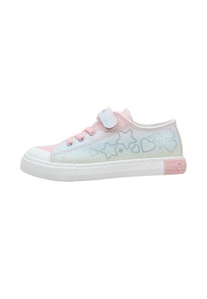 Zapatilla infantil en rosa pastel y azul claro con acabado brillante, patrones de corazones y estrellas, cordones rosas y suela de goma blanca con parche rosa en el talón.