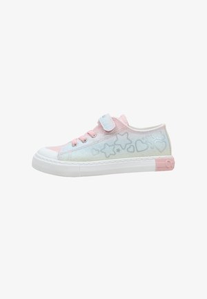 Zapatilla infantil en rosa pastel y azul claro con acabado brillante, patrones de corazones y estrellas, cordones rosas y suela de goma blanca con parche rosa en el talón.