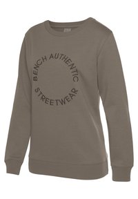 Brauner Pullover aus weichem Stoff, mit Rundhalsausschnitt und gerippten Bündchen. Der Text "BENCH AUTHENTIC STREETWEAR" ist auffällig platziert.