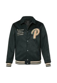 Mörkgrön varsityjacka i mjukt material, med en stor beige "P"-patch, broderad text på vänster bröst och randiga ribbade ärmslut.