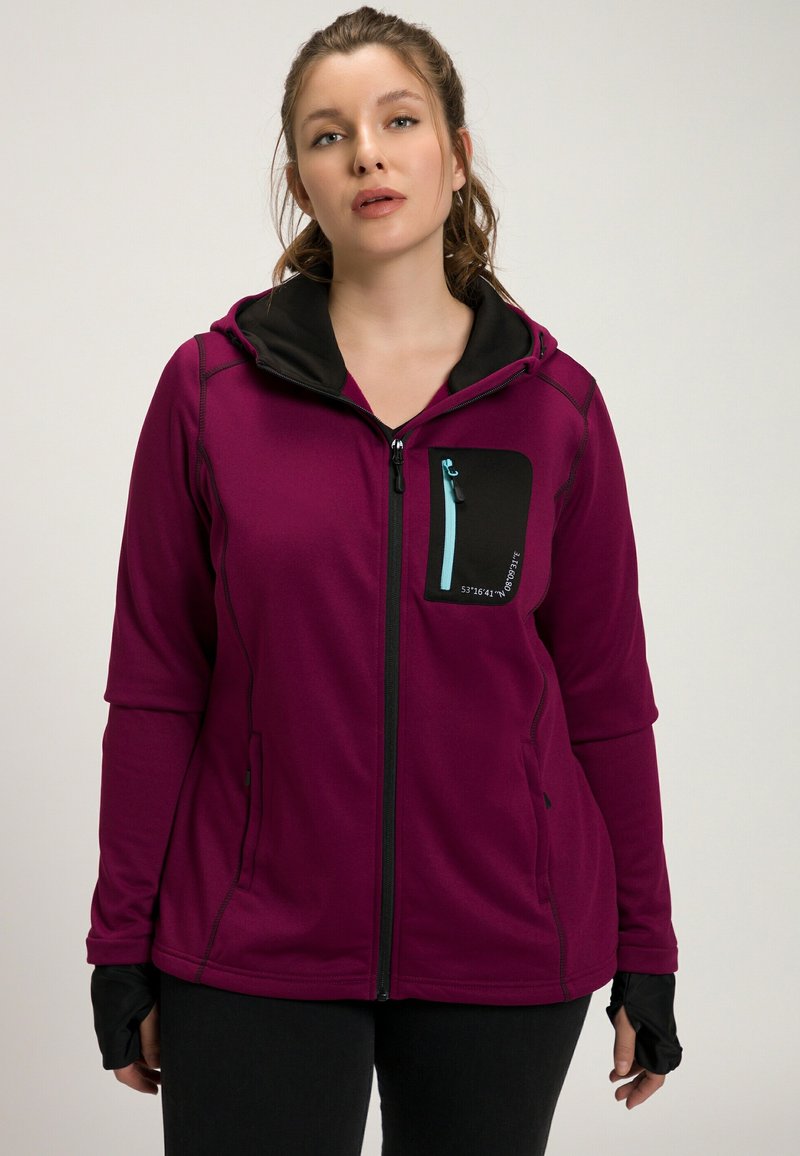 Veste à capuche zippée en polaire de couleur violet vif avec des accents noirs, dotée d'une poche avant, de trous pour les pouces et de détails de zip contrastants.