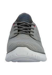 Grauer Sneaker aus gestricktem Stoff mit weißer Sohle und grauen Schnürsenkeln, von vorne gesehen.