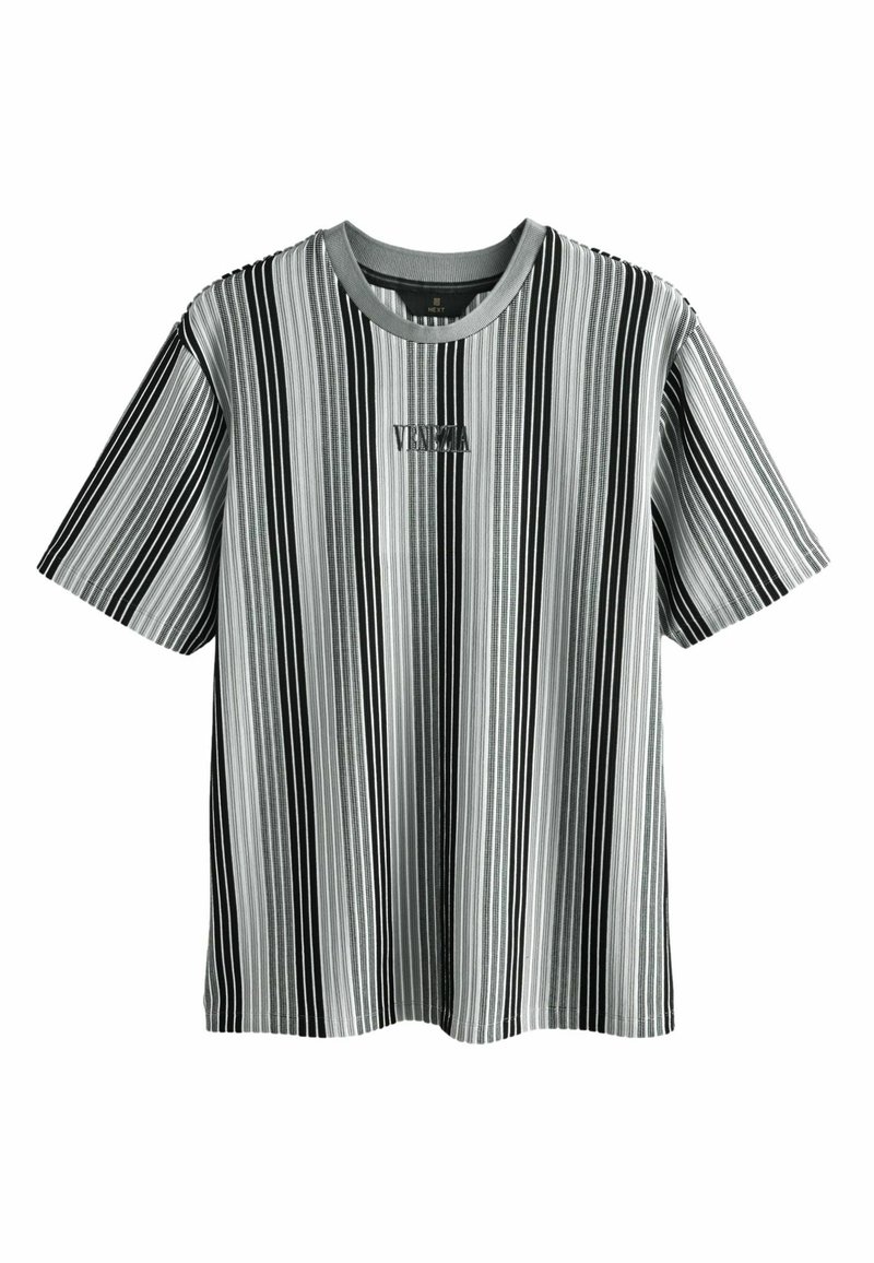 Camiseta de manga corta a rayas con rayas verticales negras y grises, escote redondo y el logo "VENETA" bordado en el frente.