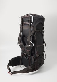 Zaino nero con imbracatura imbottita, telaio in alluminio, spallacci regolabili e dettagli in rete. Presenta più tasche e un tessuto resistente.