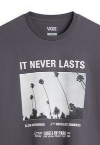 Gr�å t-shirt lavet af bomuld, med et centralt grafisk motiv af palmer og tekst i hvid: "DET VARER ALDRIG," "SLOW MORNINGS," "NOSTALGISKE SOMRE."