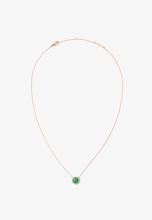 Ogrlica zlate barve z nežno verigo. Ima okrogel obesek iz zelenega kamna, obdan z majhnimi prozornimi dragulji.