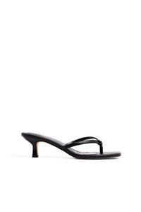 KNOTTED - T veida siksniņu sandales - black