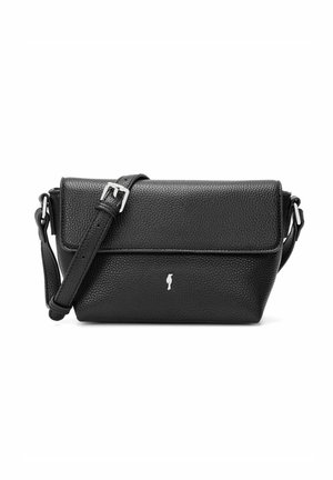 Czarna torba na ramię z teksturowanej skóry z regulowanym paskiem, zapięciem na klapę z przodu oraz małym srebrnym logo umieszczonym na środku przedniego panelu.