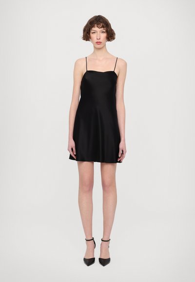 Schwarzes Satin-Nachtkleid mit einem taillierten Oberteil, dünnen verstellbaren Trägern und einem ausladenden Saum, das eine glatte, glänzende Textur zeigt.