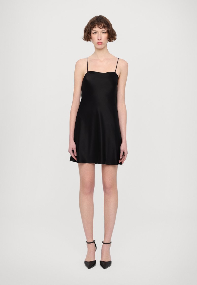 Abito sottoveste in satin nero con corpino aderente, spalline sottili regolabili e orlo svasato, che presenta una texture liscia e lucida.
