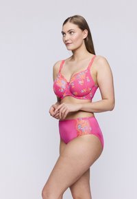 Roze bh en set met hooggesneden slipjes met bloemenborduursel. De bh heeft beugels, gegolfde randen en verstelbare bandjes.
