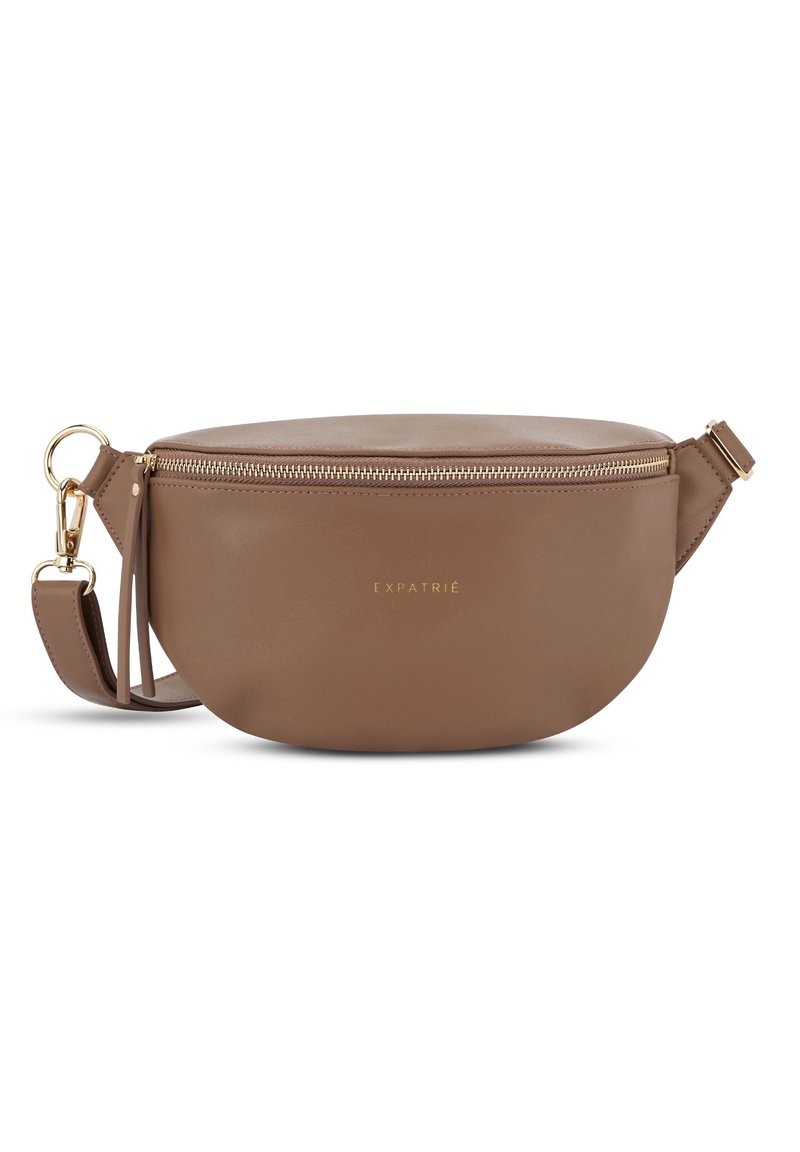Borsa rotonda in pelle marrone con zipper e hardware dorati, dotata di una tracolla rimovibile e del nome del marchio stampato sul davanti.