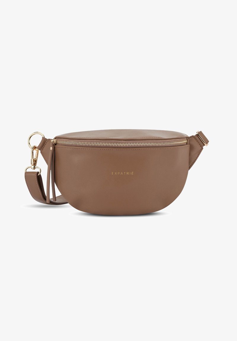 Borsa rotonda in pelle marrone con zipper e hardware dorati, dotata di una tracolla rimovibile e del nome del marchio stampato sul davanti.