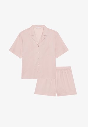 Conjunto de pijama de manga corta en color rosa, hecho de tejido suave. La camisa abotonada cuenta con un bolsillo en el pecho; los pantalones cortos tienen una cintura elástica.