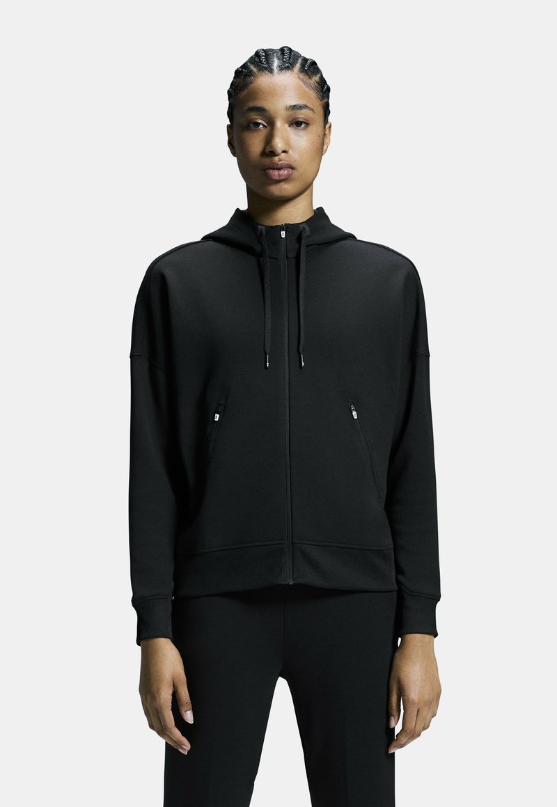 Zwarte zip-up hoodie van een gladde stof. Voorzien van een hoge kraag, een capuchon met trekkoord en twee ritszakken aan de voorkant. Eenvoudig ontwerp.