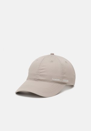 Casquette de baseball beige clair avec une visière incurvée et un texte blanc "SAMSOE SAMSOE" sur le côté, affichée sur un fond gris clair uni.