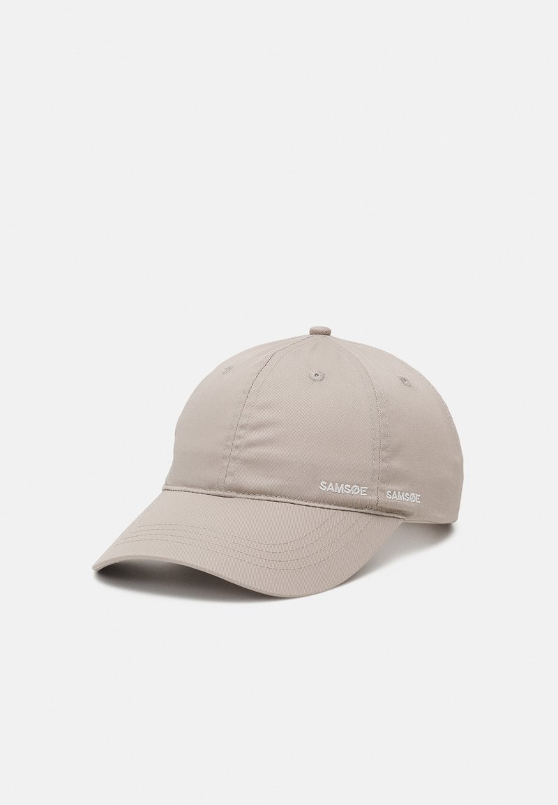 Casquette de baseball beige clair avec une visière incurvée et un texte blanc "SAMSOE SAMSOE" sur le côté, affichée sur un fond gris clair uni.
