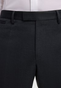 Zwarte broek met een gestructureerde afwerking, voorzien van een platte voorkant, zijzakken en een gladde tailleband. Het materiaal lijkt duurzaam en op maat gemaakt.