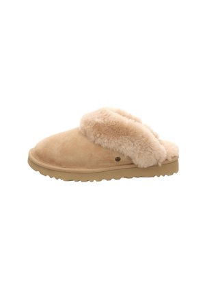 Pantofole in suede tan foderate in ecopelliccia, con punta morbida e arrotondata e suola in gomma; presentano un soffice risvolto per un comfort e calore aggiuntivi.