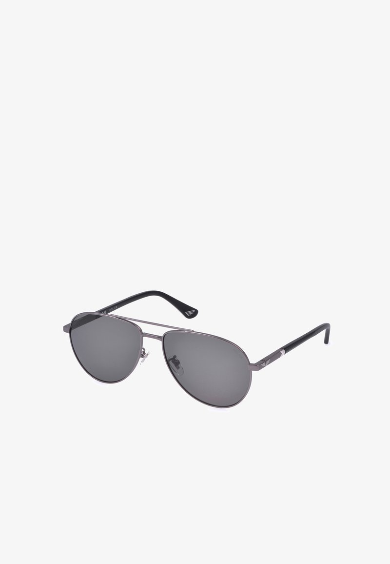 Lunettes de soleil aviateur avec monture métallique, verres teintés foncés et branches noires courbées sur fond blanc.