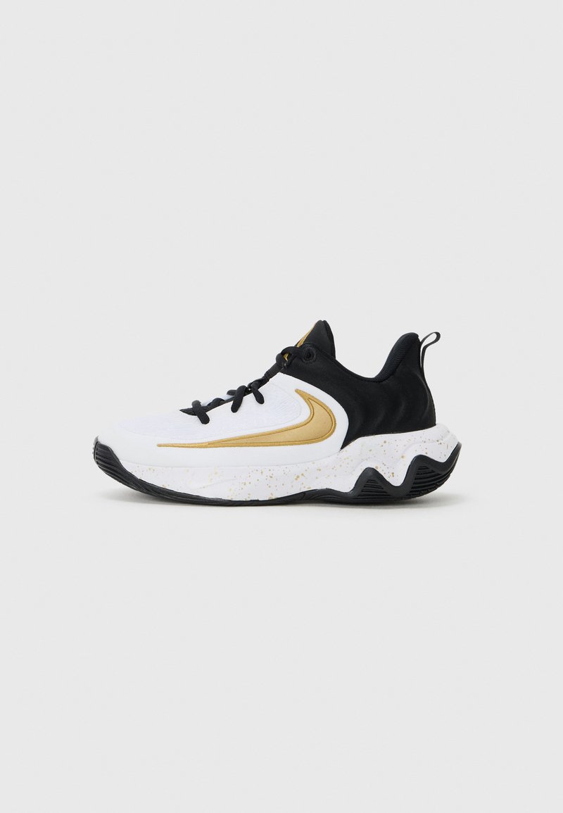 Baskets avec une tige blanche, des accents noirs et un swoosh doré. Présentent une semelle texturée avec un design moucheté et un col rembourré.