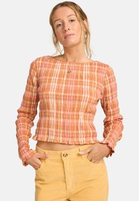 Katoenmengsel, lange mouwen top met een ruitpatroon in oranje en roze tinten, met een geplooide textuur en een ronde halslijn.