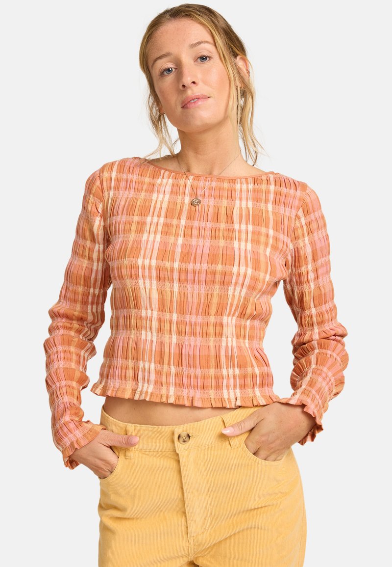 Top a maniche lunghe in misto cotone con motivo a quadri in tonalità di arancio e rosa, caratterizzato da una texture arricciata e scollo rotondo.