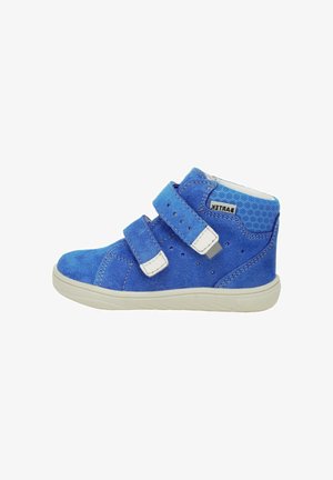 Sneaker high-top blu in suede con fascette in velcro bianche, dettagli perforati e suola leggera in gomma. Accenti in rete sulla linguetta per la traspirabilità.