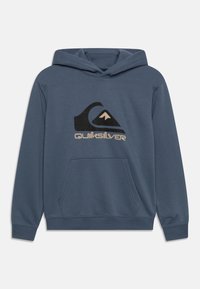 Světle modrá mikina s kapucí vyrobená z měkké tkaniny, která má přední kapsu, ribované manžety a velké logo Quiksilver v černé a béžové barvě na prsou.