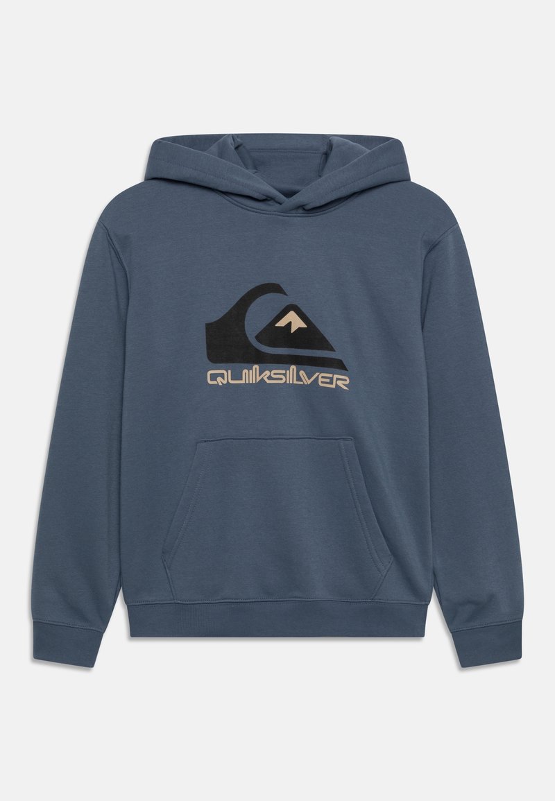 Světle modrá mikina s kapucí vyrobená z měkké tkaniny, která má přední kapsu, ribované manžety a velké logo Quiksilver v černé a béžové barvě na prsou.