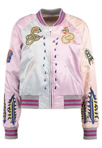 Kurtka bomber w różowym i srebrnym satynowym materiale, haftowane węże, krople deszczu oraz kolorowe akcenty. Posiada prążkowane ściągacze na mankietach i w pasie.