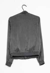 Šedá bomber bunda s hladkým, lesklým povrchem, elastickými manžetami a spodním lemem, a s jednoduchým designem zahrnujícím stojáček.