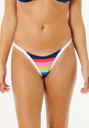 Kvinde iført bikiniunderdele med hvide kanter og vandrette regnbuefarvede striber på frontpanelet midt for.