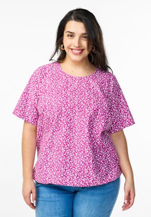 Rosa Kurzarmbluse mit Floralprint und weißen sowie hellrosa Akzenten. Rundhalsausschnitt und lockere Passform.