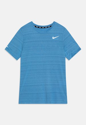 Camiseta deportiva azul hecha de tejido transpirable, con rayas horizontales, escote redondo, mangas cortas y un logo de Nike en blanco en el pecho.