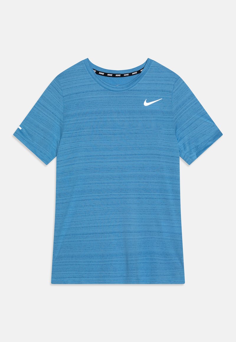 Zila sporta T-kreklu izgatavota no elpojoša auduma, ar horizontālām svītrām, apaļu kakla izgriezumu, īsām piedurknēm un baltu Nike logo uz krūtīm.