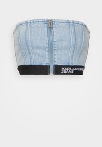 Vaaleansininen farkku strapless crop-top, jossa on edessä vetoketju ja musta helma, jossa lukee valkoisella "Karl Lagerfeld Jeans" -logo.